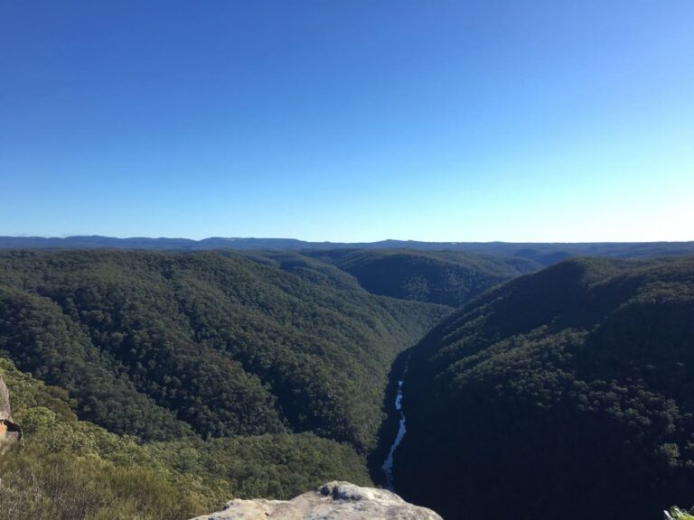 10oxen|Burramoko Ridge (Hanging Rock): Thrilling hikes and breathtaking views at Burramoko Ridge.